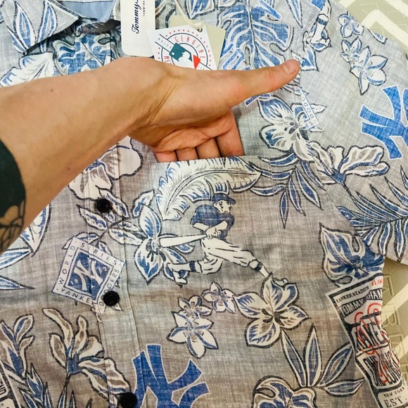 Rare Tommy Bahama x Yankees Collab Hawaiian shirt jersey - Picture 4 of 8